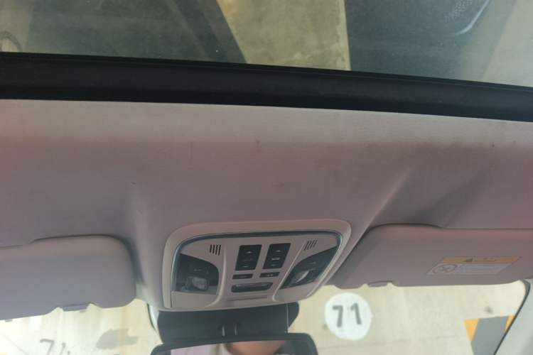 Used Haval H6 2017 Red-Label 1.3T Automatic Two-Wheel Drive ZhiShang Model Headliner