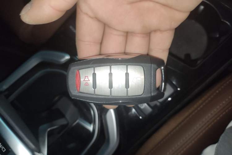 Used Haval H6 2017 Red Label 2.0T Automatic Two-Wheel Drive ZhiShang Model Interior 1