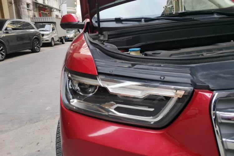 Used Haval H6 2017 Red Label 2.0T Automatic Two-Wheel Drive ZhiShang Model Right Front Headlight