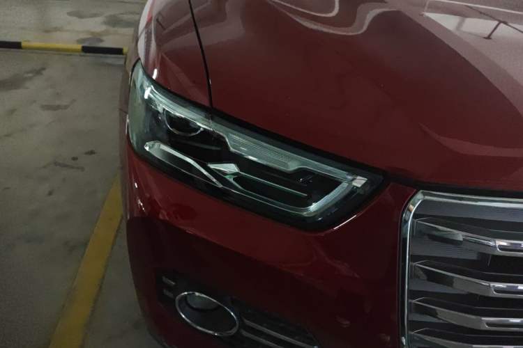 Used Haval H6 2017 Red Label 2.0T Automatic Two-Wheel Drive ZhiShang Model Right Front Headlight