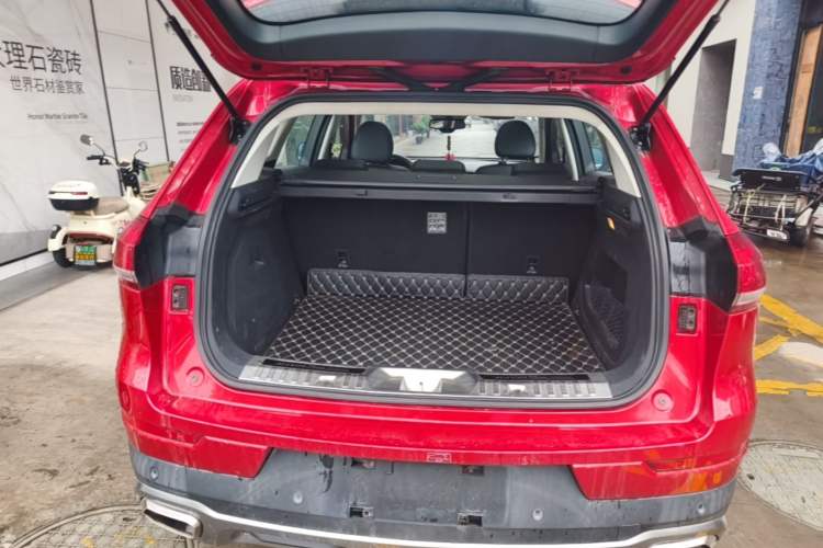 Used Haval H6 2017 Red Label 2.0T Automatic Two-Wheel Drive ZhiShang Model Trunk
