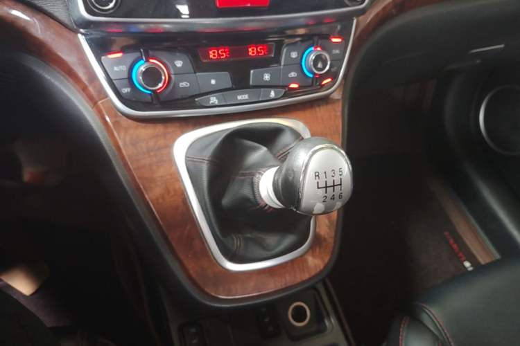Used Haval H6 2017 Red-Label Sport Edition 1.5T Manual Two-Wheel Drive Elite Model Gear Lever