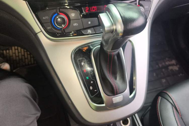 Used Haval H6 2017 Restyled Red-Label Sport Version 1.5T Automatic Two-Wheel Drive Luxury Trim Gear Lever