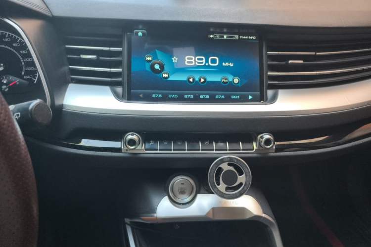 Used Haval H6 2017 Red Label 2.0T Automatic Two-Wheel Drive ZhiShang Model Audio And AC Panel