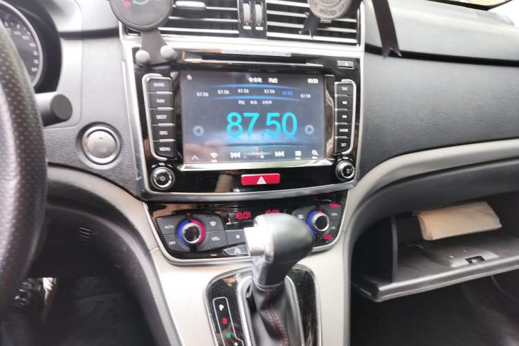 Used Haval H6 2017 Red-Label Sport Edition 1.5T Automatic Two-Wheel Drive Luxury Model Audio And AC Panel