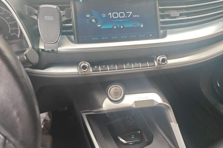 Used Haval H6 2017 Red Label 2.0T Automatic Two-Wheel Drive ZhiShang Model Audio And AC Panel