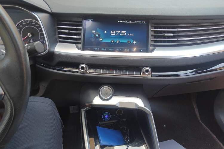 Used Haval H6 2017 Red Label 2.0T Automatic Two-Wheel Drive ZhiShang Model Audio And AC Panel