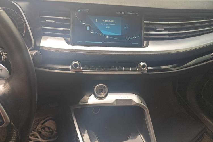 Used Haval H6 2017 Red Label 2.0T Automatic Two-Wheel Drive ZhiShang Model Audio And AC Panel