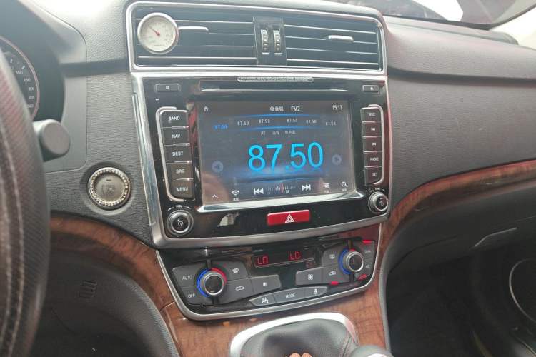 Used Haval H6 2017 Red-Label Sport Edition 1.5T Manual Two-Wheel Drive Elite Model Audio And AC Panel