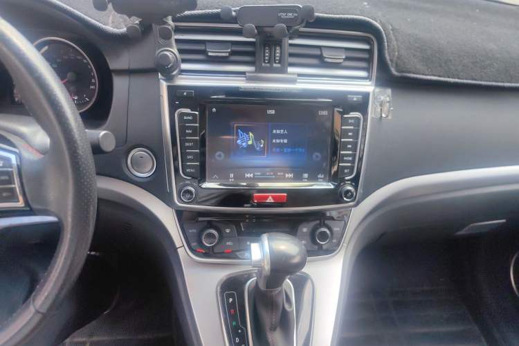 Used Haval H6 2017 Red-Label Sport Edition 1.5T Automatic Two-Wheel Drive Luxury Model Audio And AC Panel