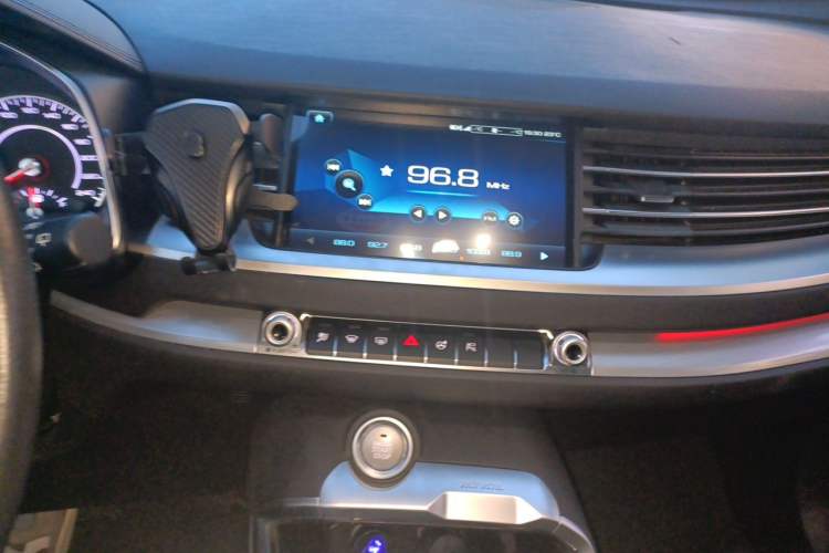 Used Haval H6 2017 Red Label 2.0T Automatic Two-Wheel Drive ZhiShang Model Audio And AC Panel