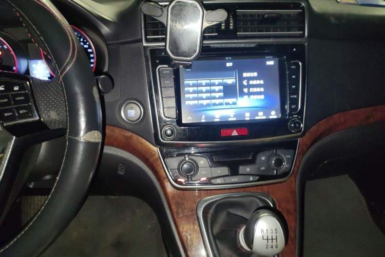 Used Haval H6 2017 Red-Label Sport Edition 1.5T Manual Two-Wheel Drive Elite Model Audio And AC Panel