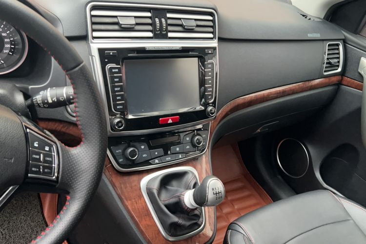 Used Haval H6 2017 Red-Label Sport Edition 1.5T Manual Two-Wheel Drive Elite Model Audio And AC Panel