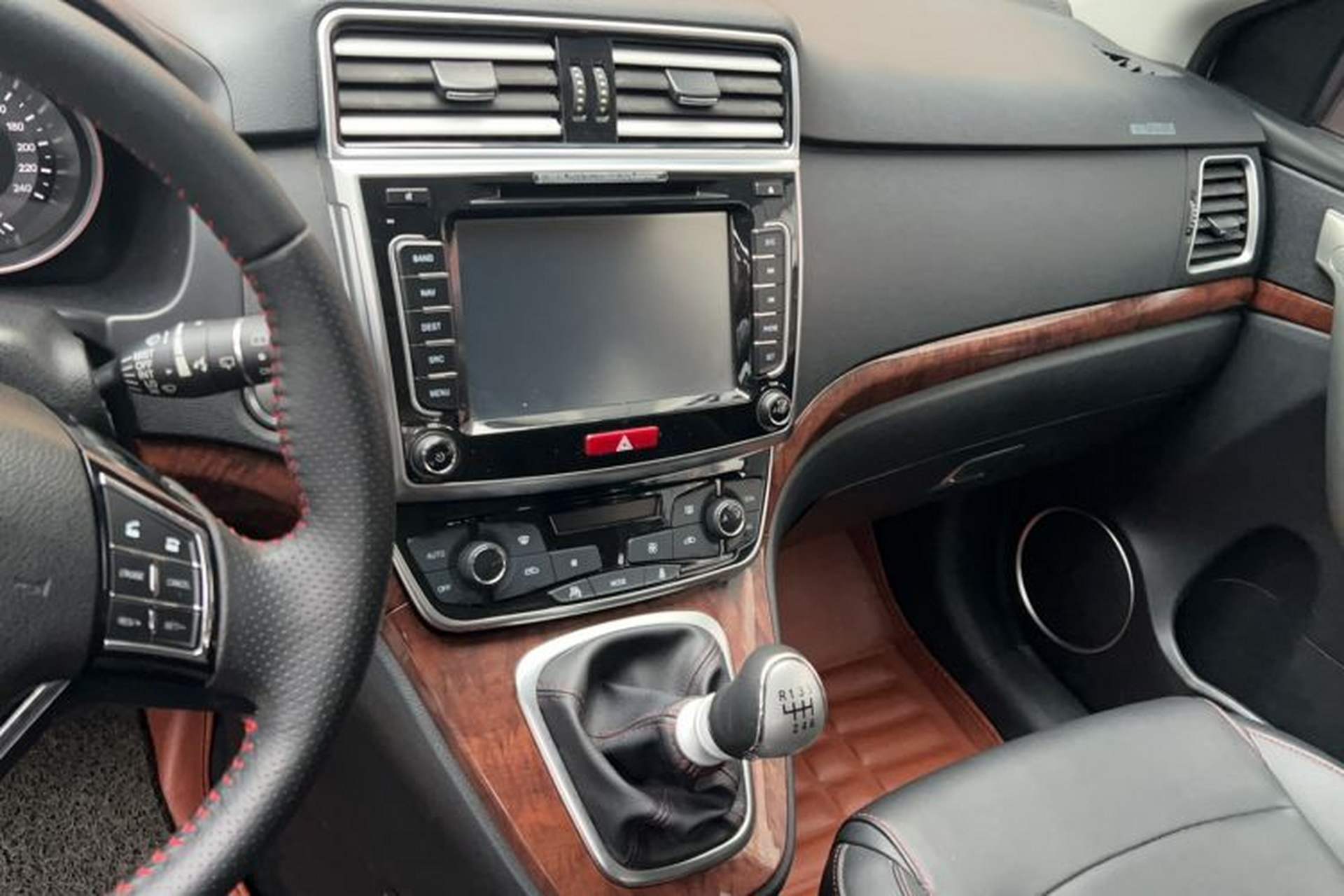 Used Haval H6 2017 Red-Label Sport Edition 1.5T Manual Two-Wheel Drive Elite Model Audio And AC Panel
