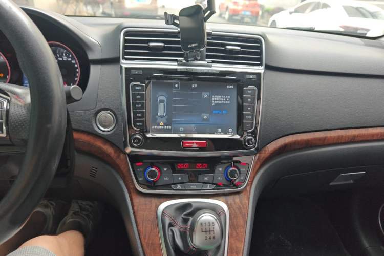 Used Haval H6 2017 Red-Label Sport Edition 1.5T Manual Two-Wheel Drive Elite Model Audio And AC Panel