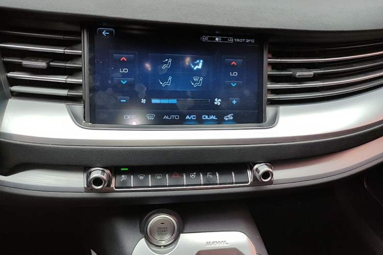 Used Haval H6 2017 Red Label 2.0T Automatic Two-Wheel Drive ZhiShang Model Audio And AC Panel