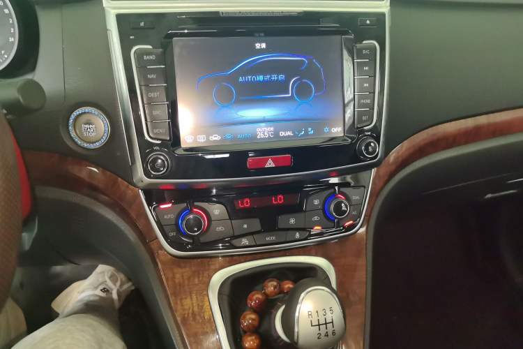 Used Haval H6 2017 Red-Label Sport Edition 1.5T Manual Two-Wheel Drive Elite Model Audio And AC Panel