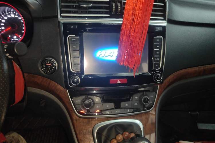 Used Haval H6 2017 Red-Label Sport Edition 1.5T Manual Two-Wheel Drive Elite Model Audio And AC Panel