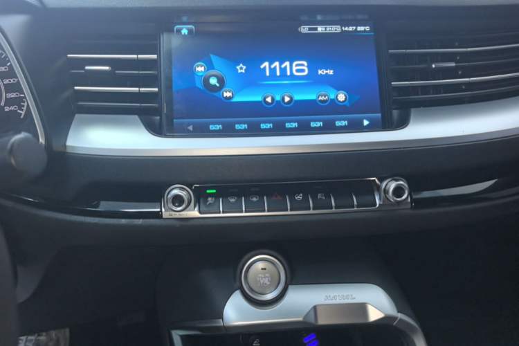 Used Haval H6 2017 Red Label 2.0T Automatic Two-Wheel Drive ZhiShang Model Audio And AC Panel