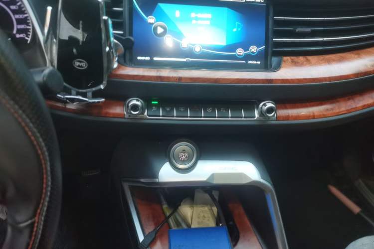 Used Haval H6 2017 Red Label 2.0T Automatic Two-Wheel Drive ZhiShang Model Audio And AC Panel
