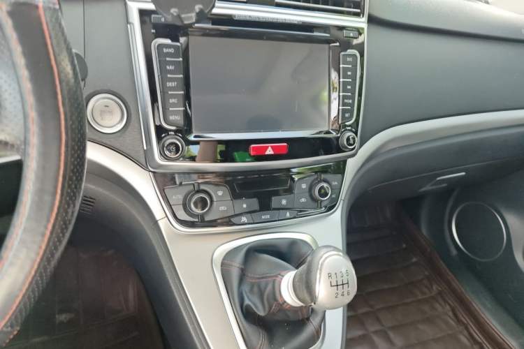 Used Haval H6 2017 Blue Label Sport Edition 1.5T Manual Two-Wheel Drive Elite Model Audio And AC Panel