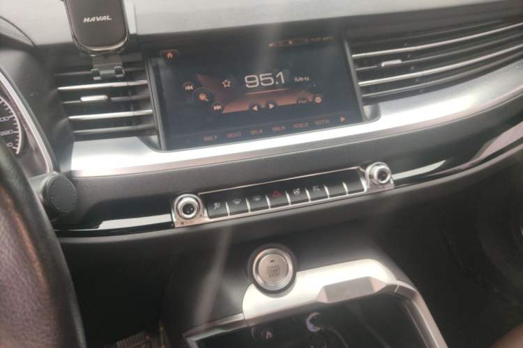 Used Haval H6 2017 Red Label 2.0T Automatic Two-Wheel Drive ZhiShang Model Audio And AC Panel