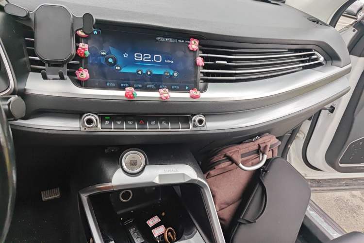 Used Haval H6 2017 Red Label 2.0T Automatic Two-Wheel Drive ZhiShang Model Audio And AC Panel