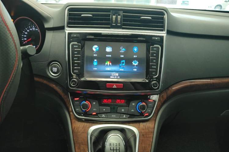 Used Haval H6 2017 Red-Label Sport Edition 1.5T Manual Two-Wheel Drive Elite Model Audio And AC Panel