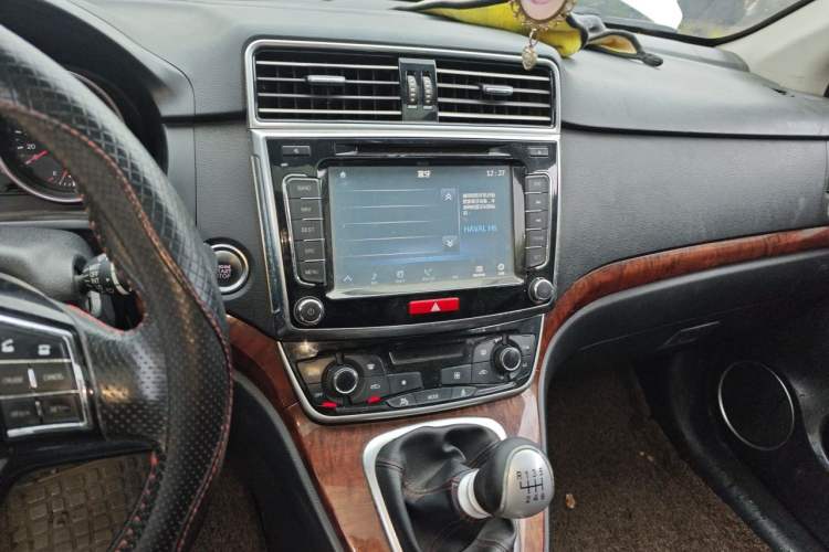 Used Haval H6 2017 Red-Label Sport Edition 1.5T Manual Two-Wheel Drive Elite Model Audio And AC Panel