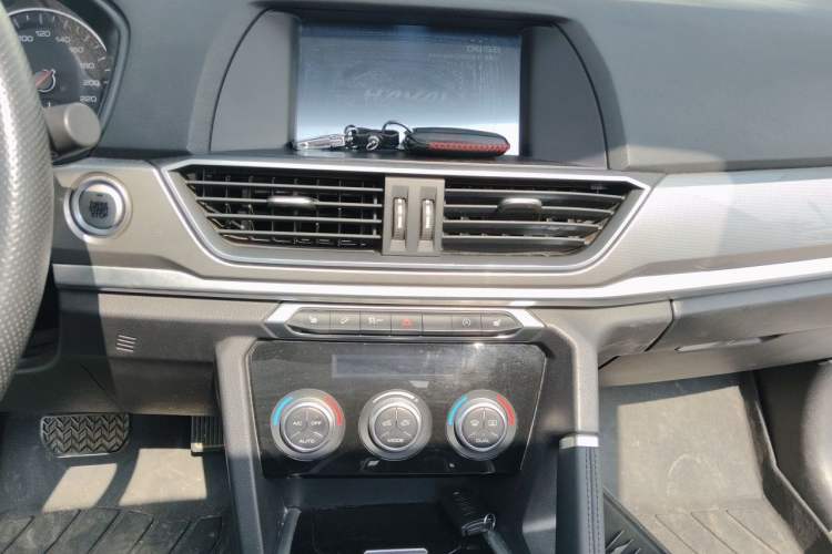 Used Haval H6 2017 Revised Blue-Label Sport Version 1.5T Automatic Two-Wheel Drive Luxury Trim Audio And AC Panel