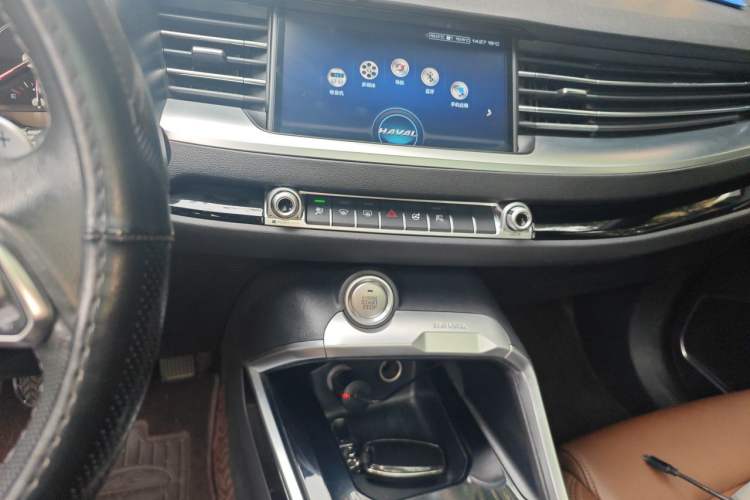Used Haval H6 2017 Red Label 2.0T Automatic Two-Wheel Drive ZhiShang Model Audio And AC Panel