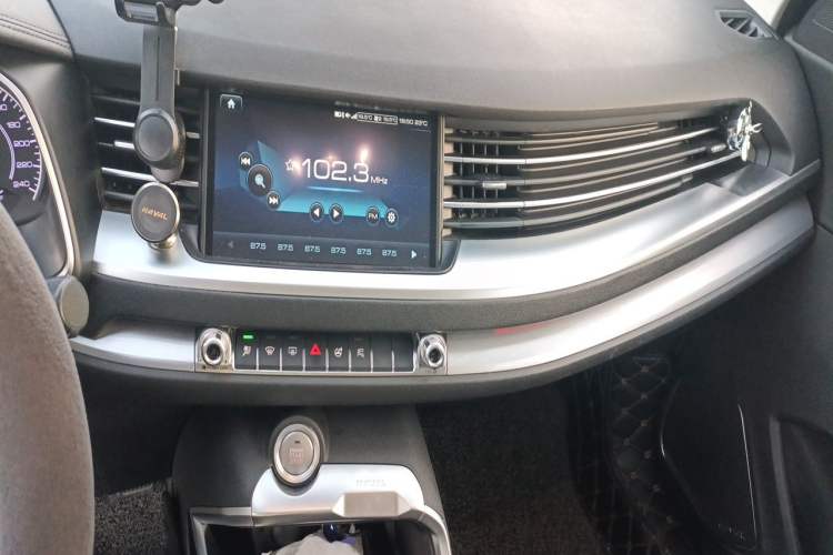 Used Haval H6 2017 Red Label 2.0T Automatic Two-Wheel Drive ZhiShang Model Audio And AC Panel