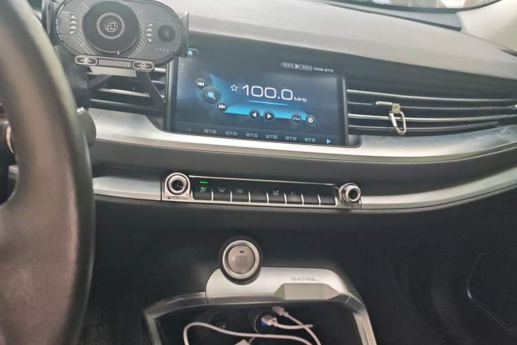 Used Haval H6 2017 Red Label 2.0T Automatic Two-Wheel Drive ZhiShang Model Audio And AC Panel