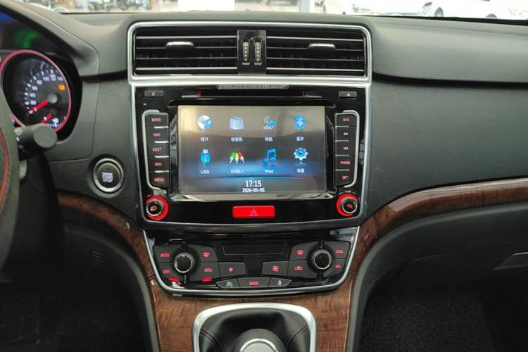 Used Haval H6 2017 Red-Label Sport Edition 1.5T Manual Two-Wheel Drive Elite Model Audio And AC Panel
