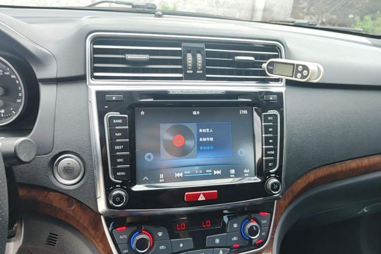 Used Haval H6 2017 Red-Label Sport Edition 1.5T Manual Two-Wheel Drive Elite Model Audio And AC Panel