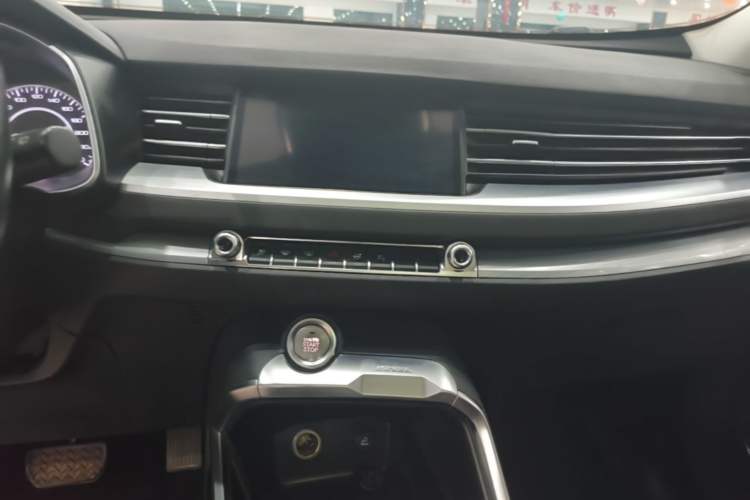 Used Haval H6 2017 Red Label 2.0T Automatic Two-Wheel Drive ZhiShang Model Audio And AC Panel