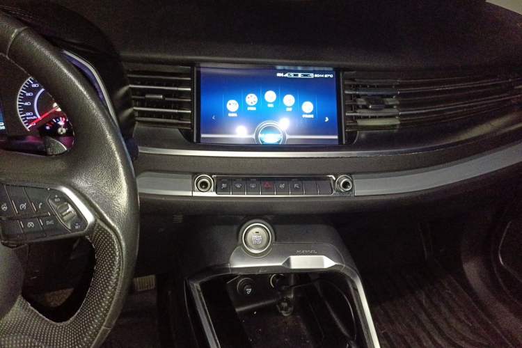 Used Haval H6 2017 Red Label 2.0T Automatic Two-Wheel Drive ZhiShang Model Audio And AC Panel