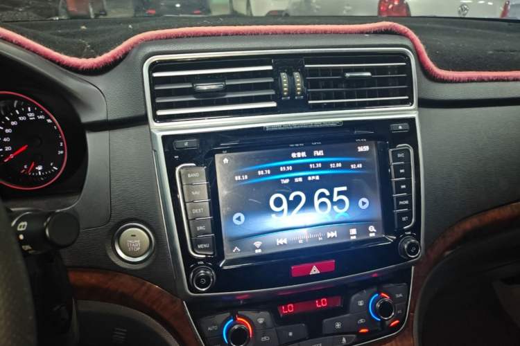 Used Haval H6 2017 Red-Label Sport Edition 1.5T Manual Two-Wheel Drive Elite Model Audio And AC Panel