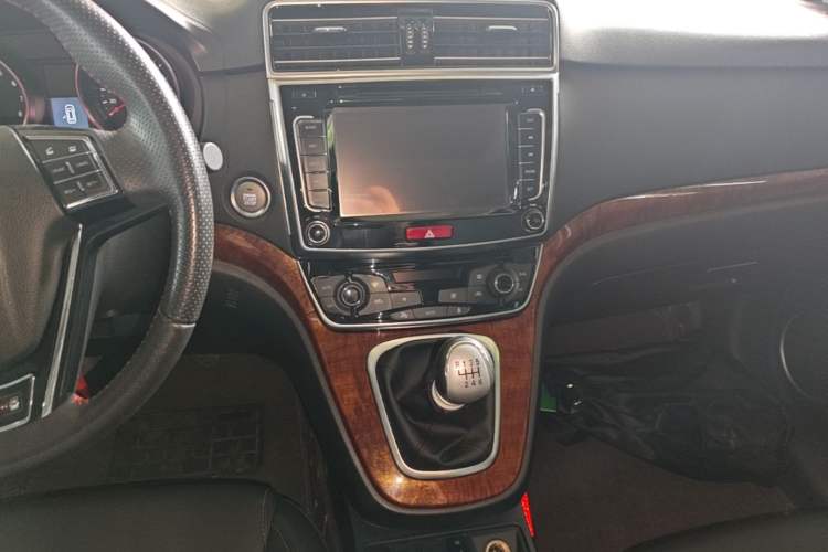 Used Haval H6 2017 Red-Label Sport Edition 1.5T Manual Two-Wheel Drive Elite Model Audio And AC Panel