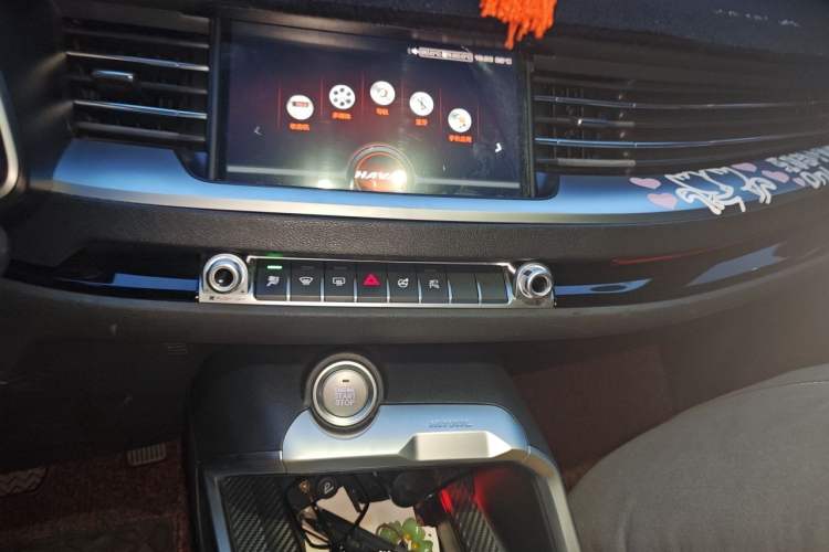 Used Haval H6 2017 Red Label 2.0T Automatic Two-Wheel Drive ZhiShang Model Audio And AC Panel