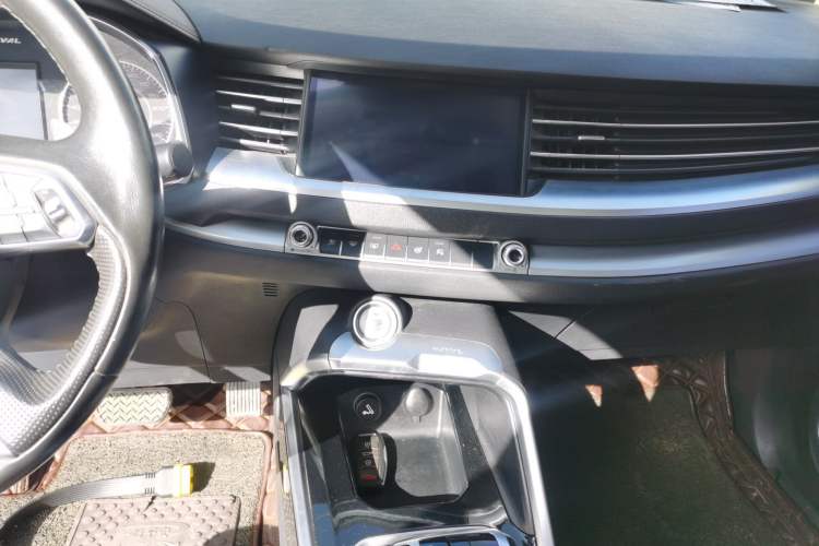Used Haval H6 2017 Red Label 2.0T Automatic Two-Wheel Drive ZhiShang Model Audio And AC Panel