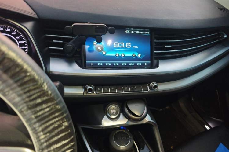 Used Haval H6 2017 Red Label 2.0T Automatic Two-Wheel Drive ZhiShang Model Audio And AC Panel