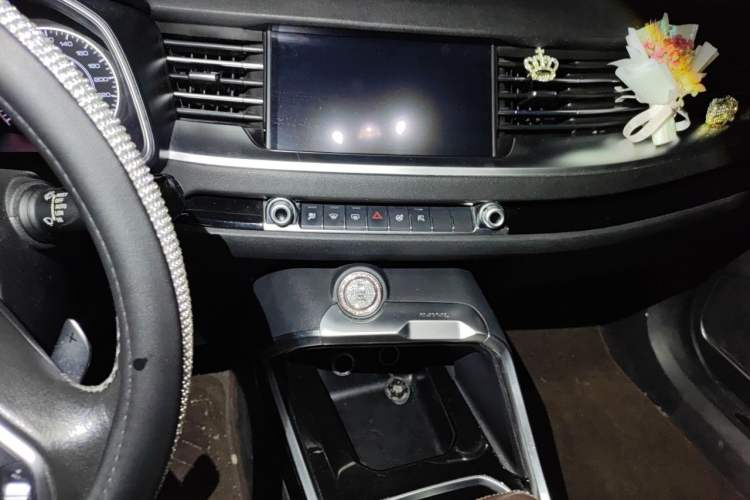 Used Haval H6 2017 Red Label 2.0T Automatic Two-Wheel Drive ZhiShang Model Audio And AC Panel