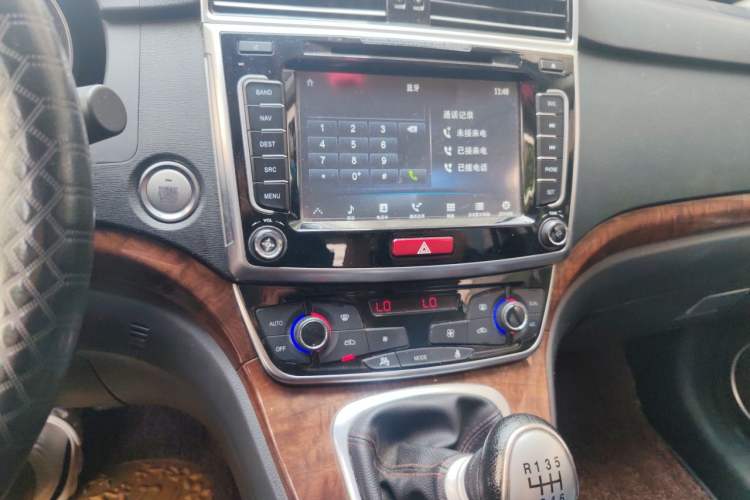 Used Haval H6 2017 Red-Label Sport Edition 1.5T Manual Two-Wheel Drive Elite Model Audio And AC Panel