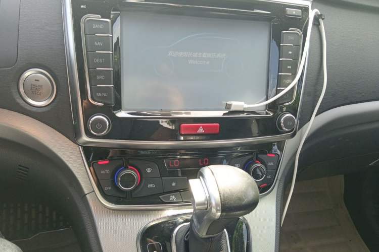 Used Haval H6 2017 Red-Label Sport Edition 1.5T Automatic Two-Wheel Drive Luxury Model Audio And AC Panel
