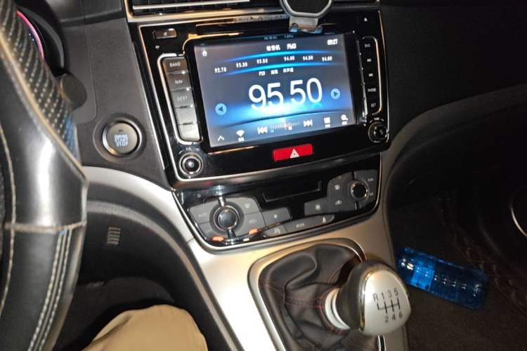 Used Haval H6 2017 Blue Label Sport Edition 1.5T Manual Two-Wheel Drive Elite Model Audio And AC Panel
