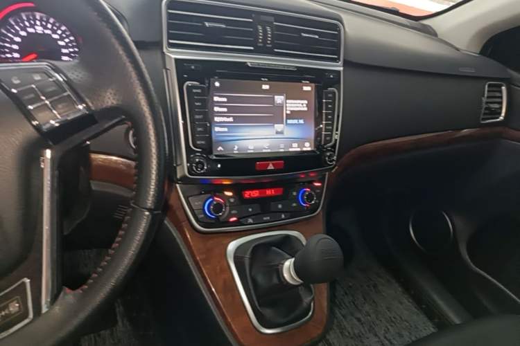 Used Haval H6 2017 Red-Label Sport Edition 1.5T Manual Two-Wheel Drive Elite Model Audio And AC Panel