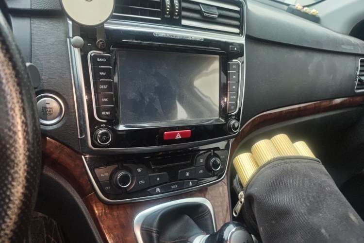 Used Haval H6 2017 Red-Label Sport Edition 1.5T Manual Two-Wheel Drive Prestige Model Audio And AC Panel