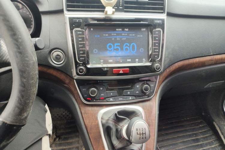 Used Haval H6 2017 Red-Label Sport Edition 1.5T Manual Two-Wheel Drive Elite Model Audio And AC Panel