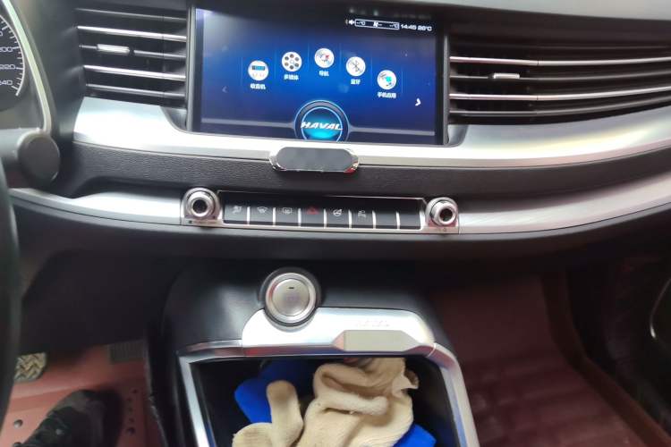 Used Haval H6 2017 Red Label 2.0T Automatic Two-Wheel Drive ZhiShang Model Audio And AC Panel